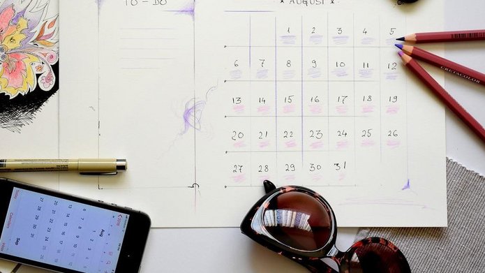 widok narzędzi do pracy na biurku
